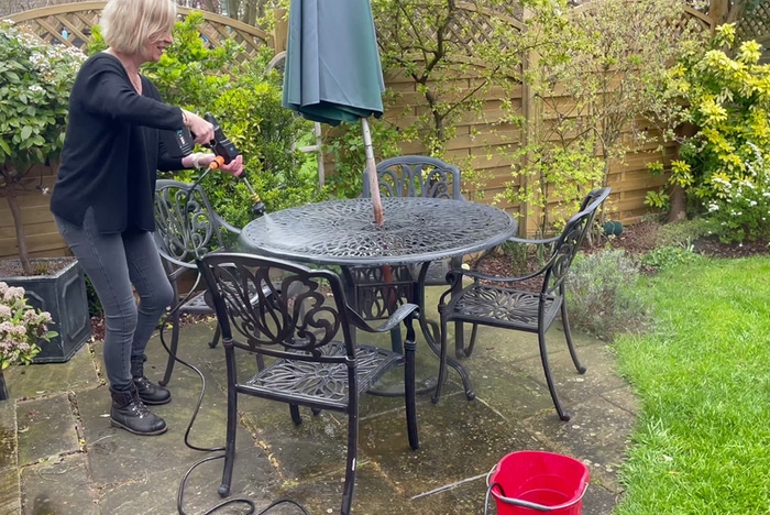 Hammersmith JetHawk reinigt Gartenmöbel